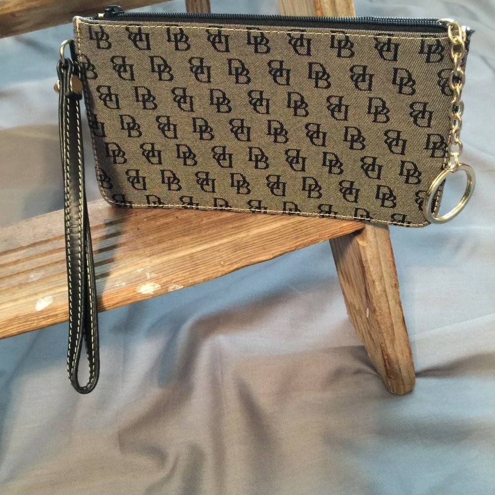 NWOT Dooney & Bourke Simple Wristlet Black Gold